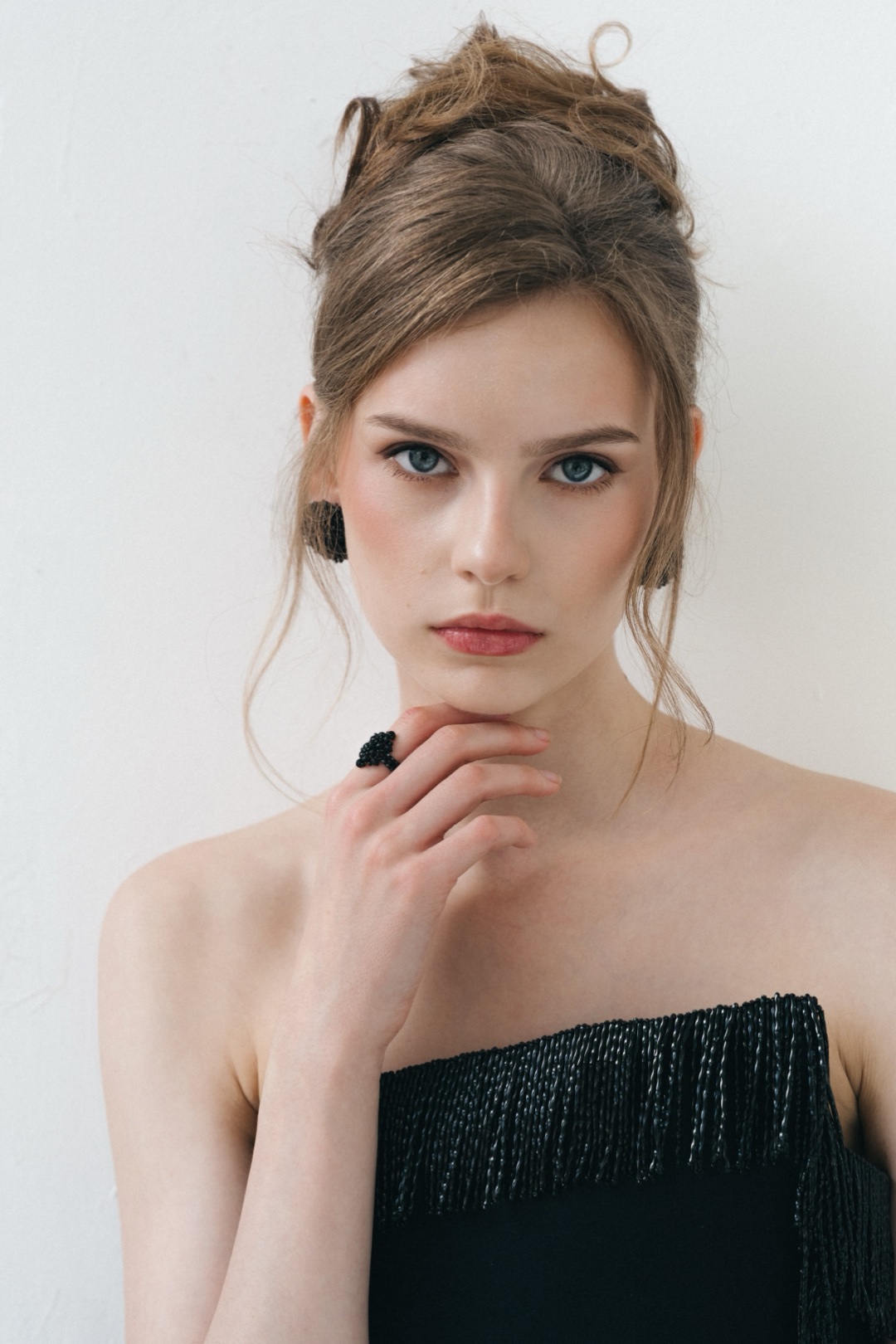 The fringe gown, close view, a beaded ring above the fringed neckline