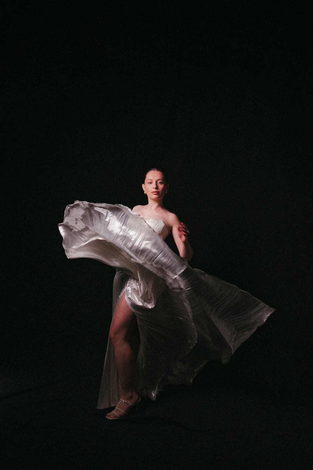 The silk lamé skirt in movement